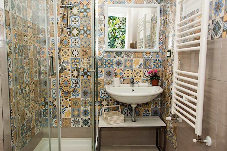 Shower, free toiletries, hair dryer, bidet