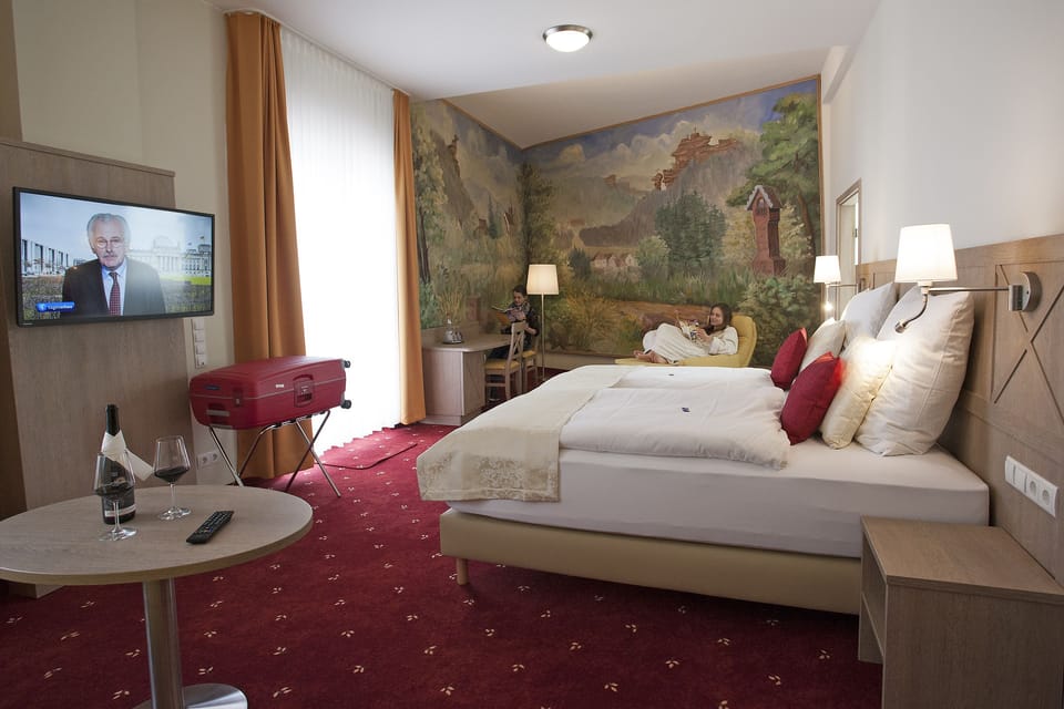 Double Room (Gauglitz) | Desk, iron/ironing board (on request), WiFi (free), bed sheets