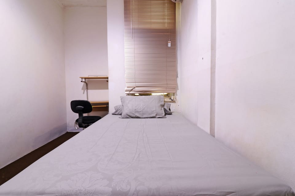 Standard Single Room | Desk, bed sheets