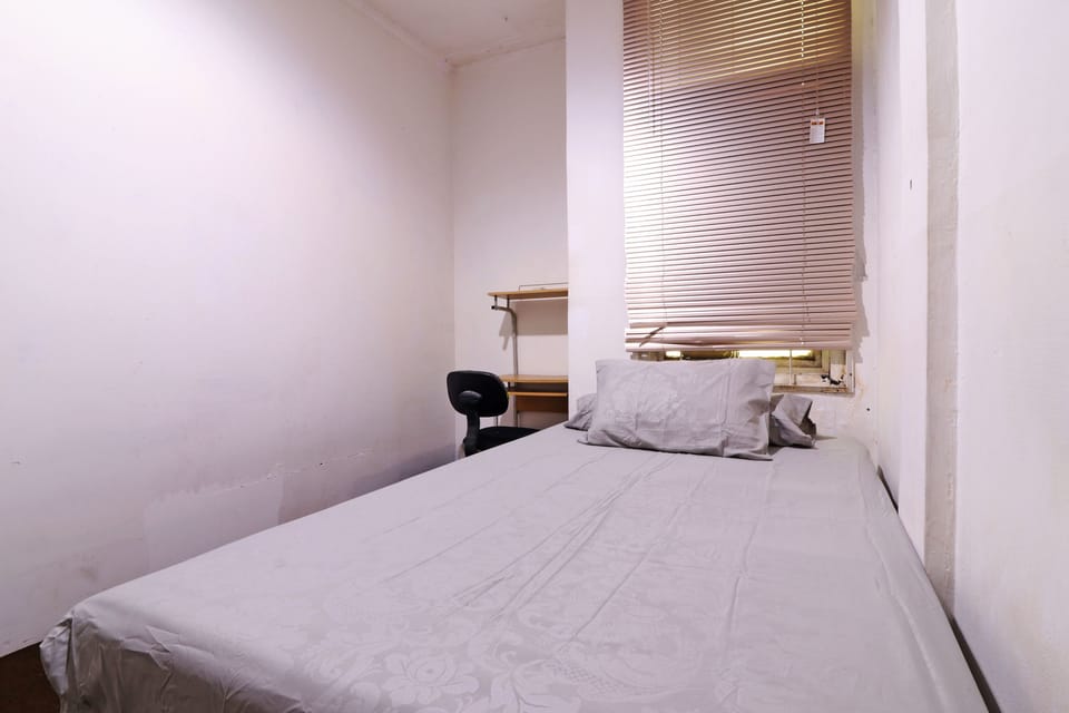 Standard Single Room | Desk, bed sheets