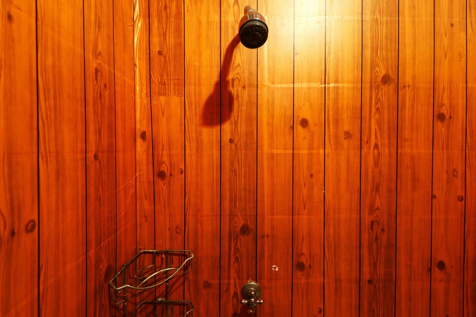 Standard Single Room | Bathroom | Shower, free toiletries