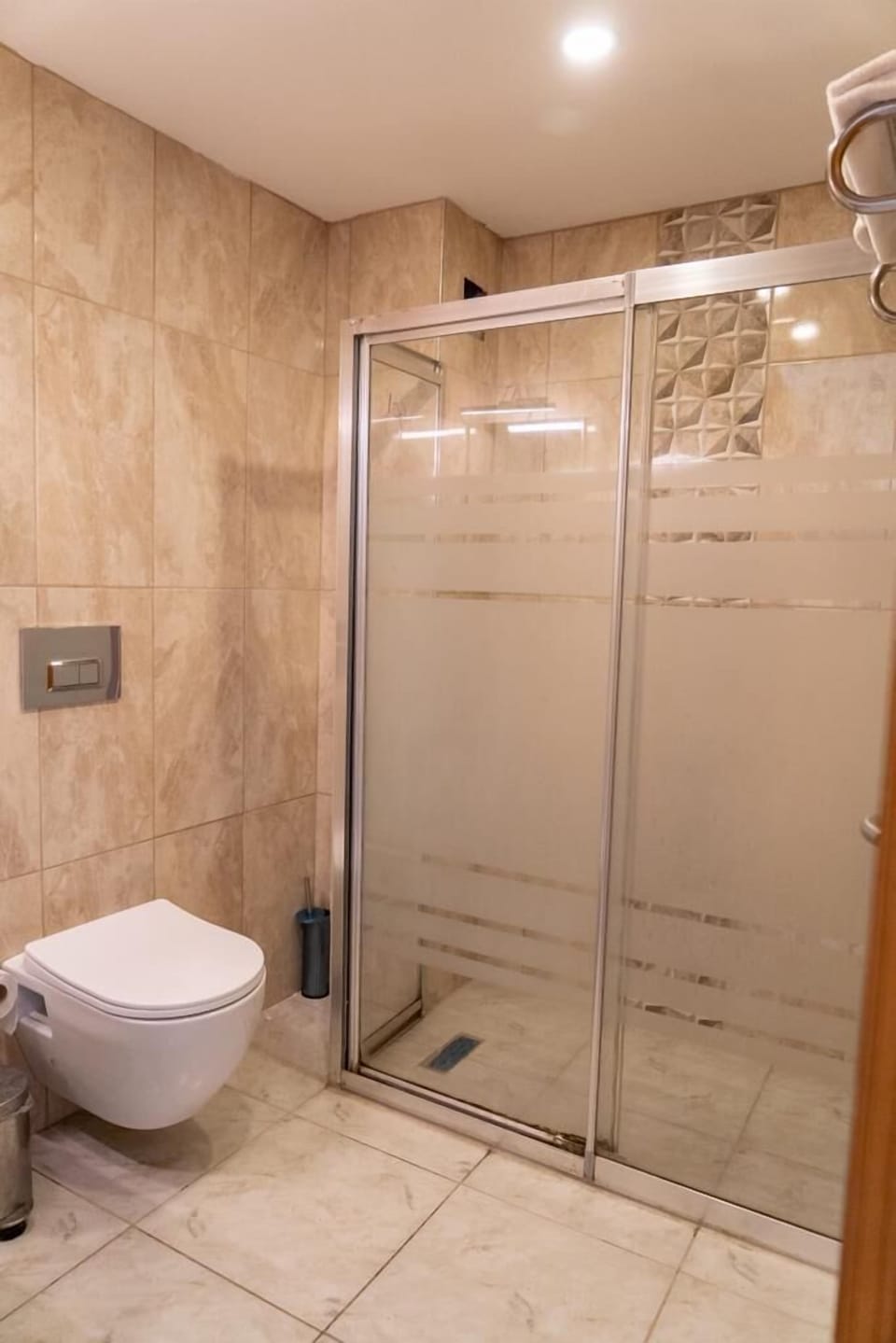 Shower, hydromassage showerhead, free toiletries, hair dryer