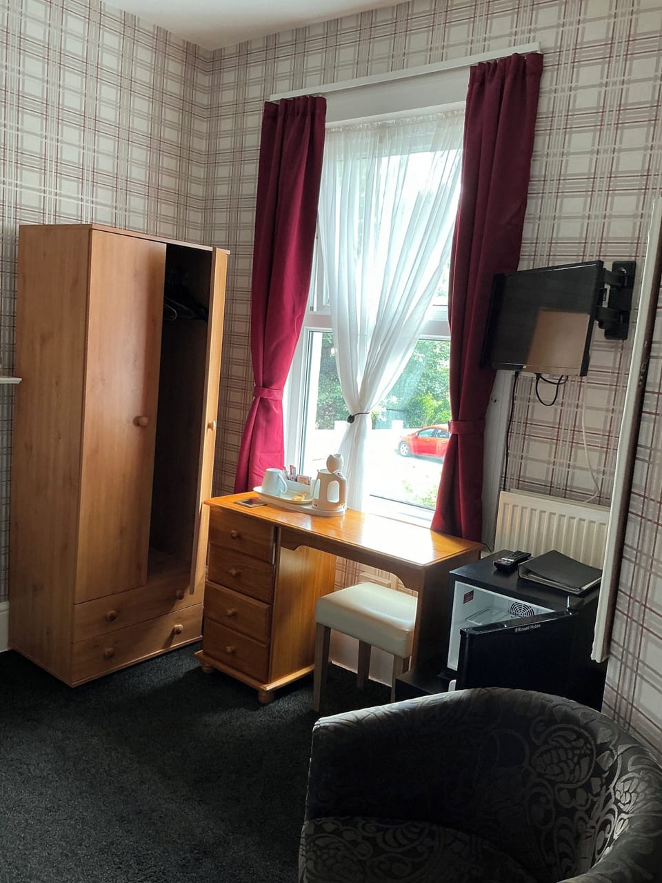 Comfort Single Room | Blackout drapes, iron/ironing board, free WiFi, bed sheets