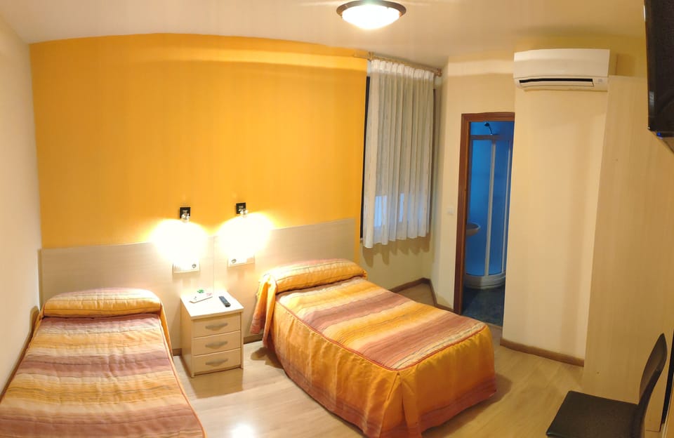 Twin Room | Free WiFi, bed sheets