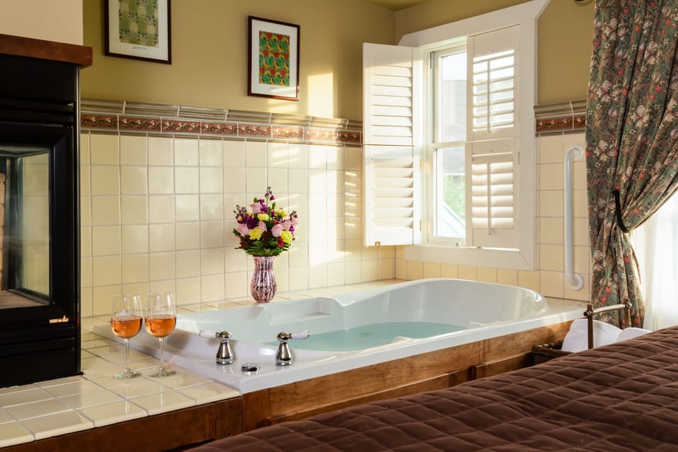 Luxury Single Room, Jetted Tub, Mountain View | Egyptian cotton sheets, premium bedding, pillowtop beds
