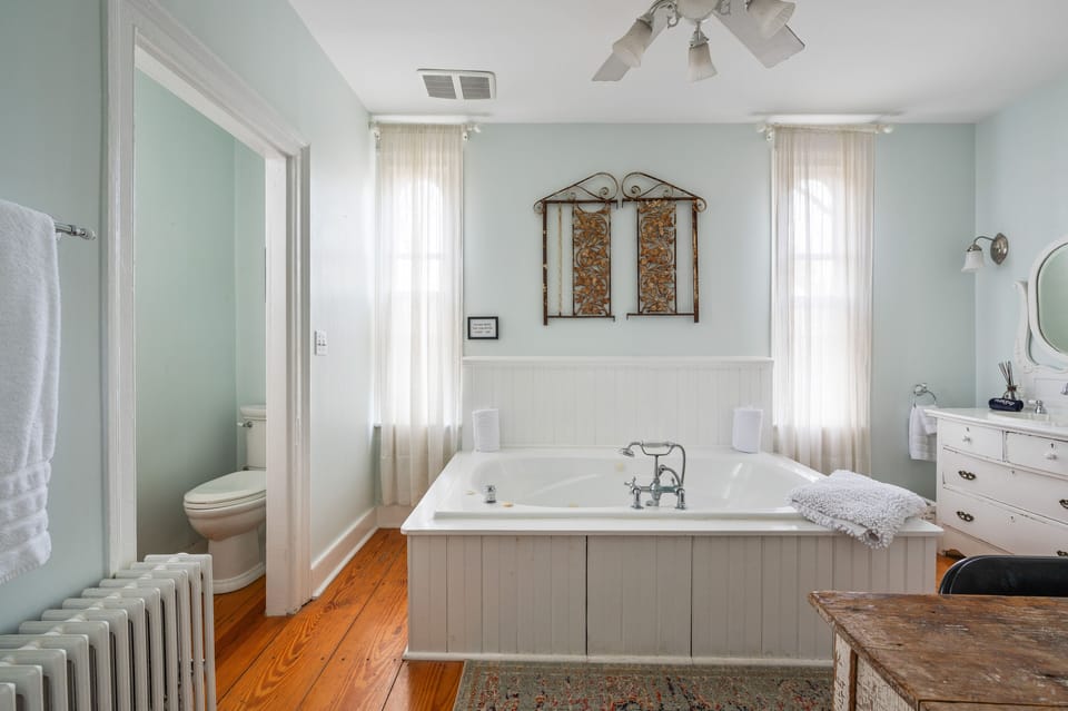 Deluxe Room, 1 King Bed, Non Smoking | Bathroom | Free toiletries, hair dryer, towels