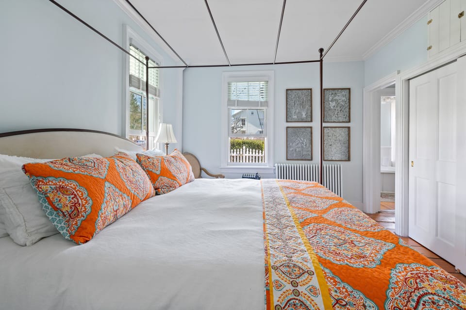 Deluxe Room, 1 King Bed, Non Smoking | Free WiFi, bed sheets