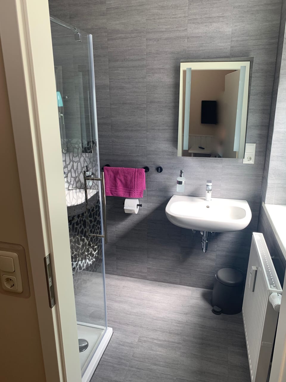 Single Room | Bathroom | Shower, free toiletries, hair dryer, towels