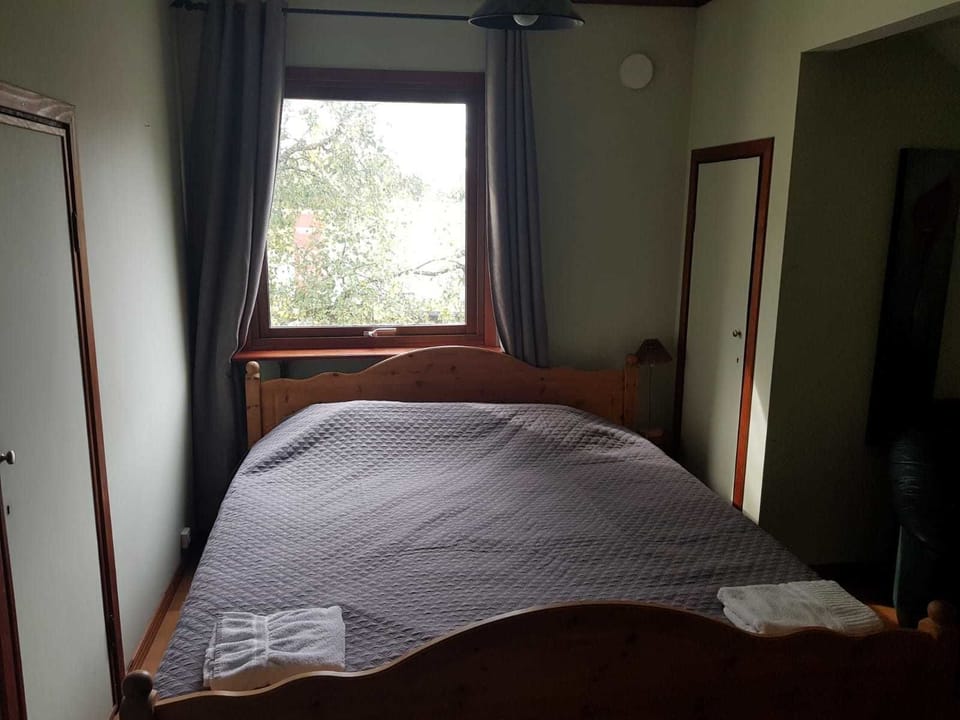 Business Single Room, 1 Queen Bed | In-room safe, desk, blackout drapes, soundproofing