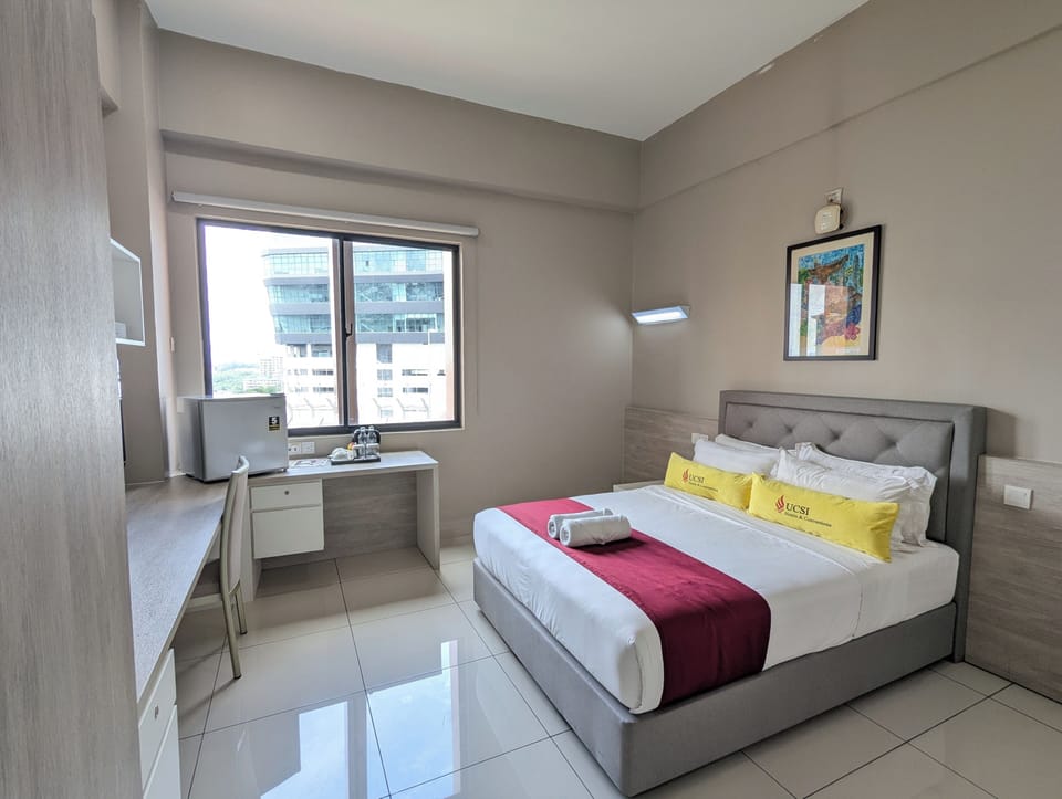 Deluxe Queen | In-room safe, desk, iron/ironing board, free WiFi