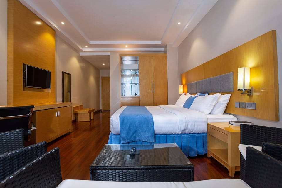 Family Suite | Egyptian cotton sheets, premium bedding, in-room safe, desk