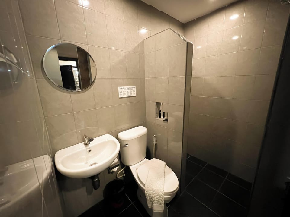 Standard Double Room | Bathroom | Shower, free toiletries, hair dryer, towels