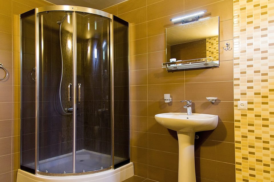Basic Single Room, Mountain View | Bathroom | Combined shower/tub, free toiletries, hair dryer, slippers