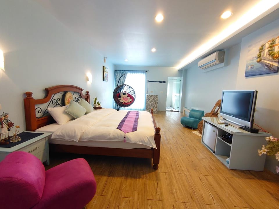 Desk, soundproofing, free WiFi, bed sheets