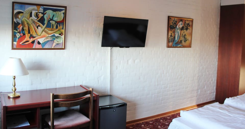 Standard Room, 1 Twin Bed, Non Smoking, Partial Sea View | 1 bedroom, individually decorated, individually furnished, desk