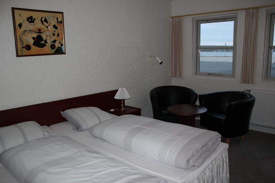 1 bedroom, individually decorated, individually furnished, desk