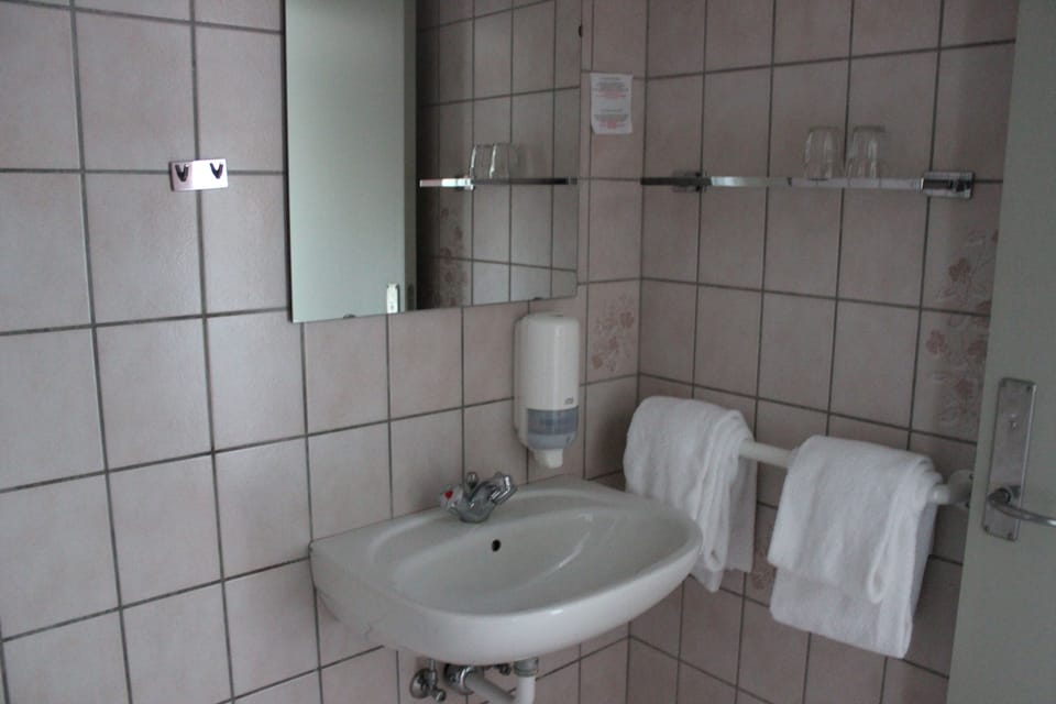 Standard Double Room, 2 Twin Beds, Accessible, Sea View | Bathroom | Shower, hair dryer, towels
