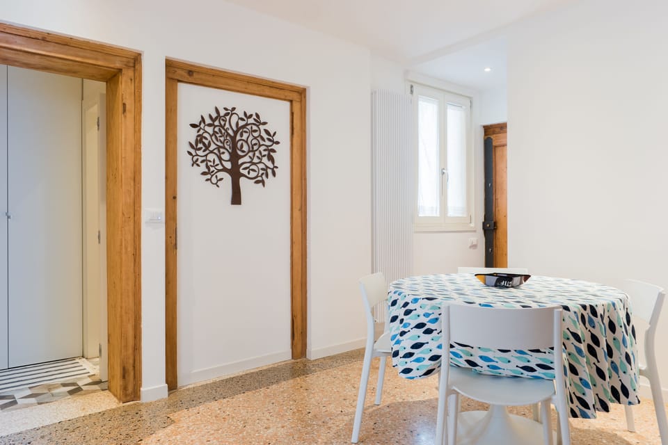 Deluxe Apartment, 1 Bedroom | In-room dining