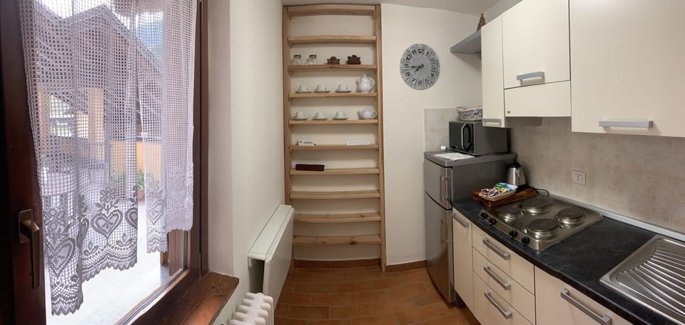 Apartment, 1 Bedroom, Terrace (Trilocale con terrazzo) | Private kitchen | Fridge, stovetop, cookware/dishes/utensils, freezer