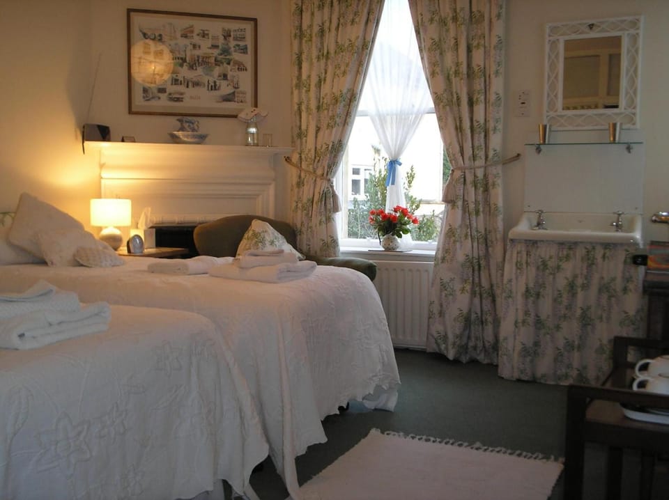 1 bedroom, individually decorated, individually furnished, desk