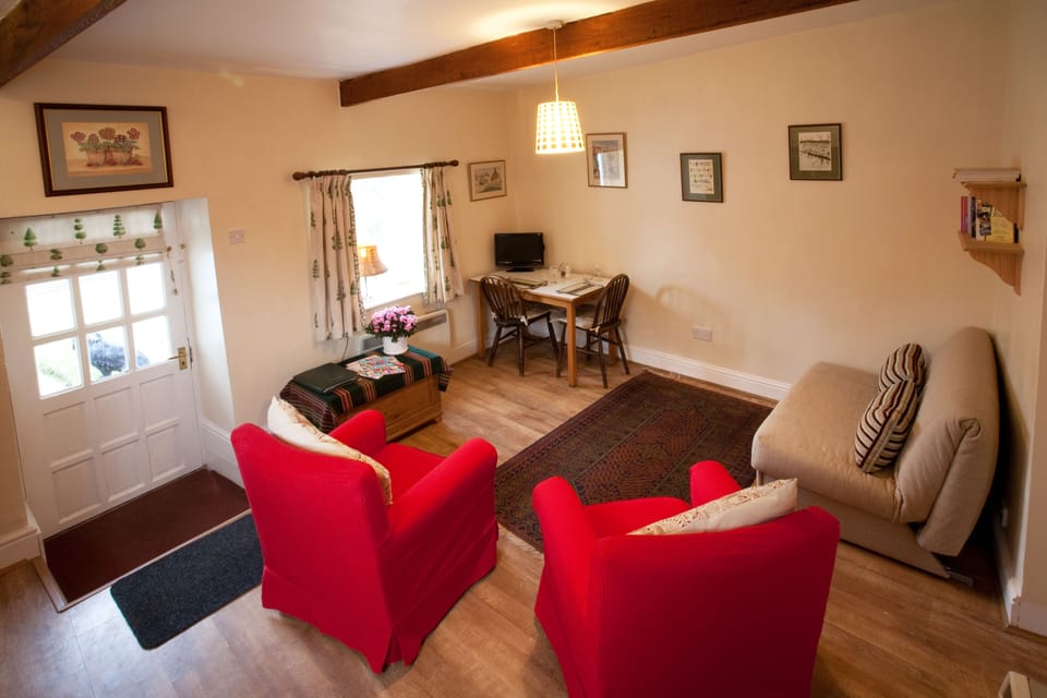 Traditional Cottage, 1 King Bed with Sofa bed, Non Smoking, Garden View | Living area | TV, DVD player
