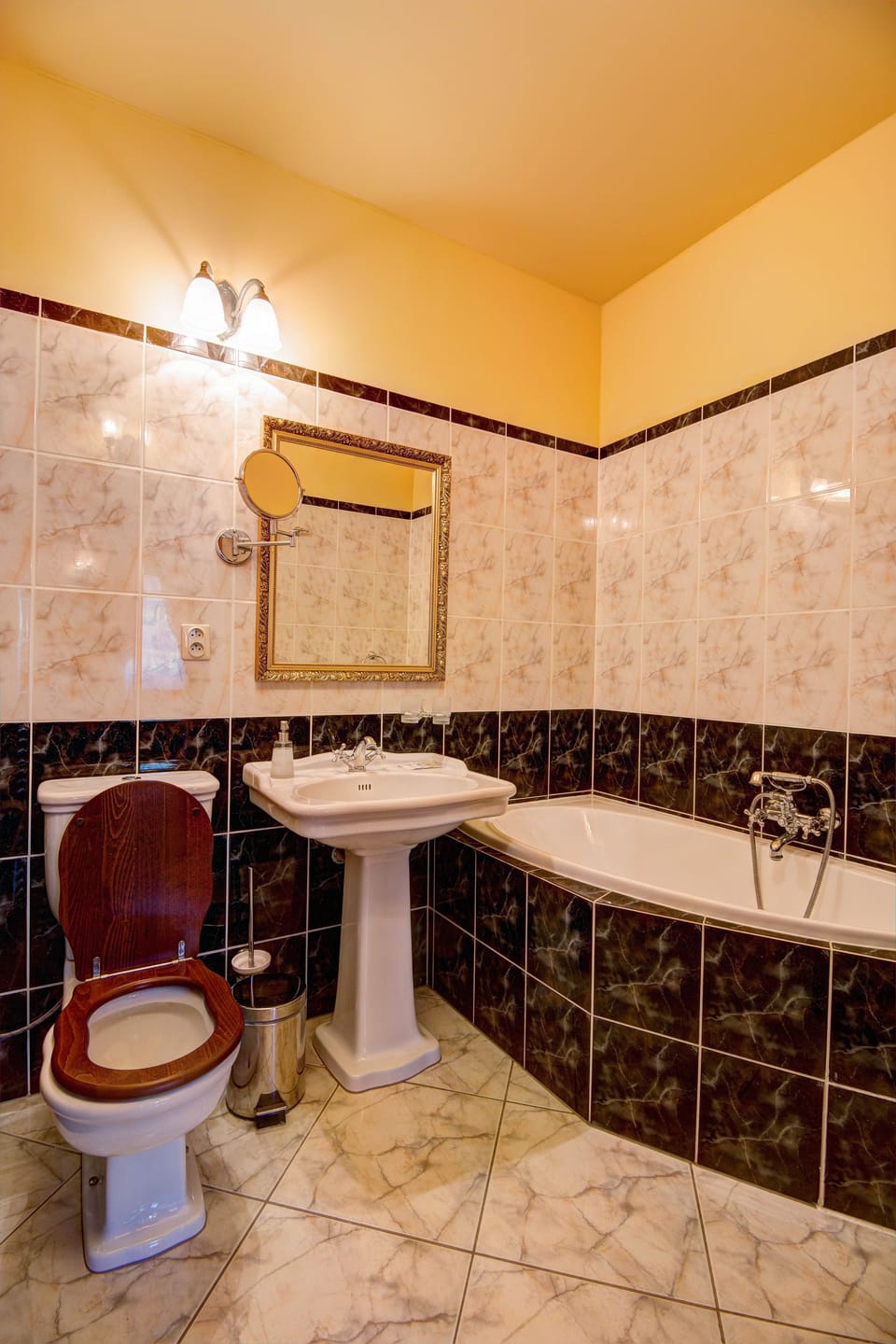 Suite | Bathroom | Free toiletries, towels