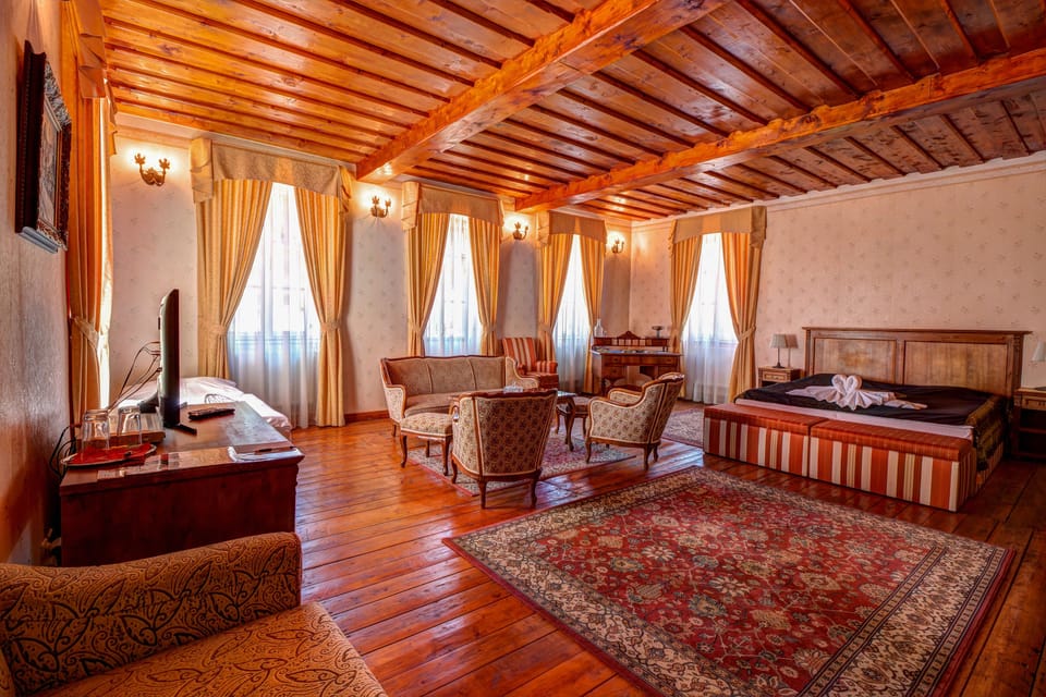 Suite | Desk, free cribs/infant beds, free WiFi, bed sheets