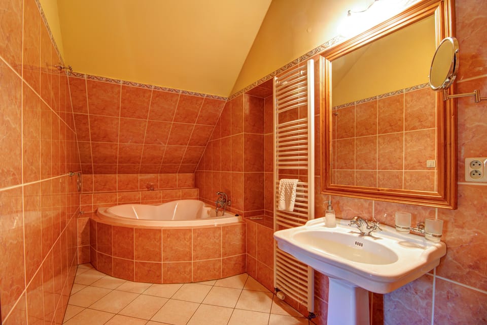 Comfort Triple Room | Bathroom | Free toiletries, towels