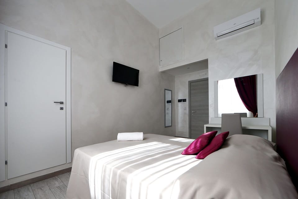 Premium bedding, in-room safe, desk, laptop workspace