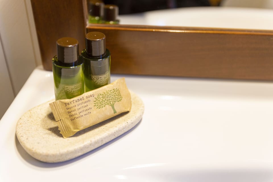 Superior Double Room, Ensuite, Garden View | Bathroom | Shower, free toiletries, hair dryer, slippers