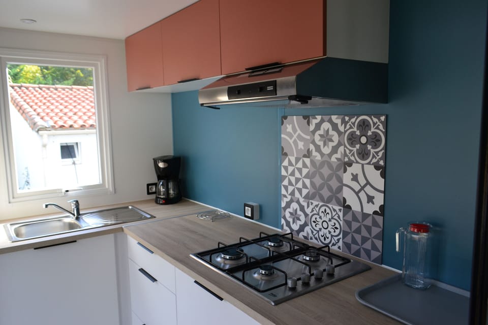 Fridge, microwave, dishwasher, coffee/tea maker