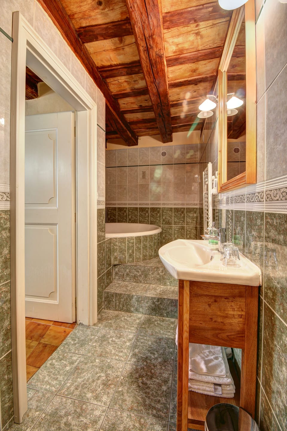 Suite, 1 Double Bed (High Class with own entrance) | Bathroom | Free toiletries, towels