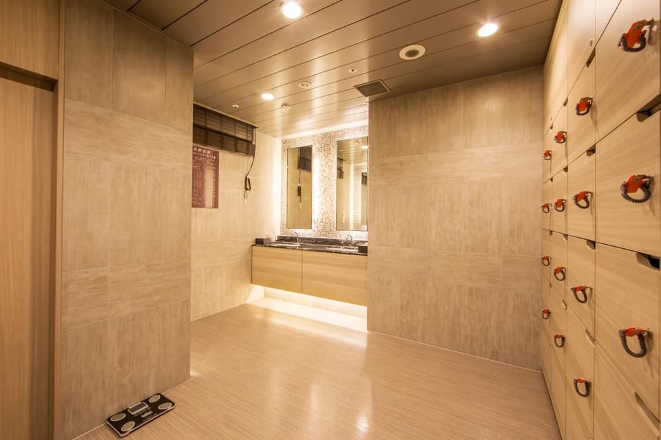 Combined shower/tub, deep soaking tub, free toiletries, hair dryer