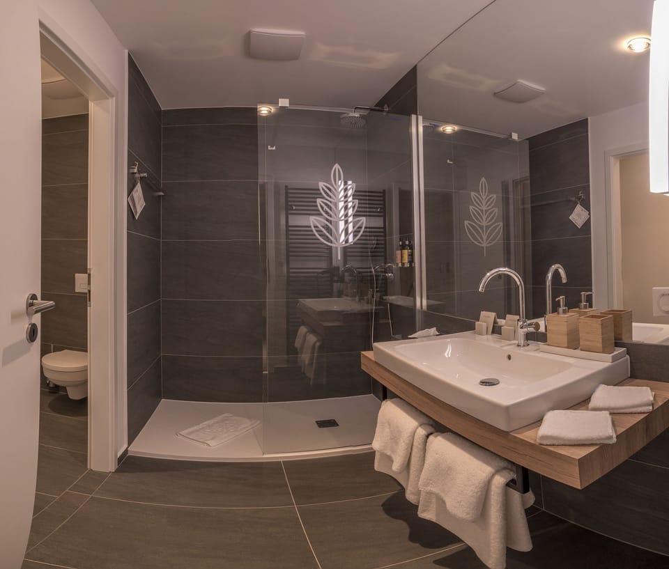Superior Room, Balcony | Bathroom | Free toiletries, bathrobes, slippers, towels
