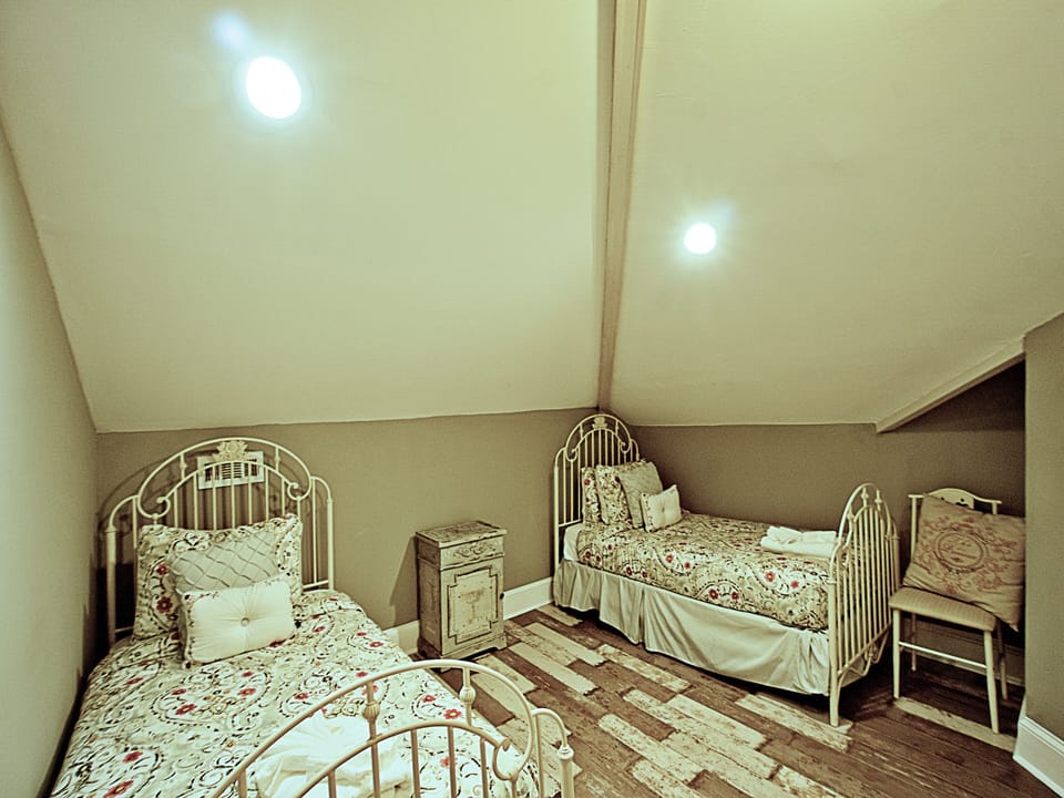 Downtown Savannah Oasis 4 Bed  3 Bath | 4 bedrooms, individually decorated, individually furnished