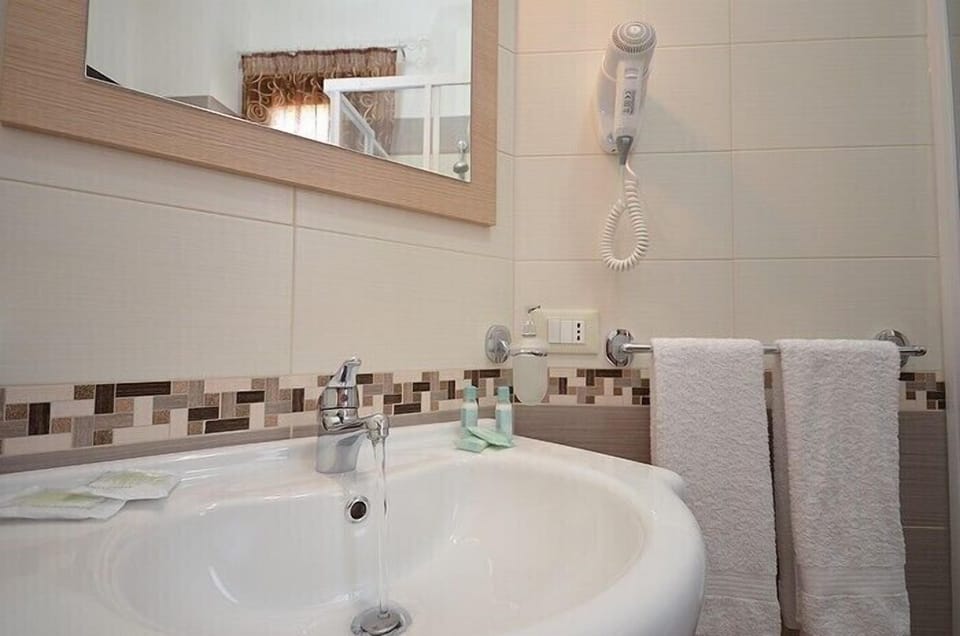 Double or Twin Room | Bathroom | Shower, free toiletries, hair dryer, bidet