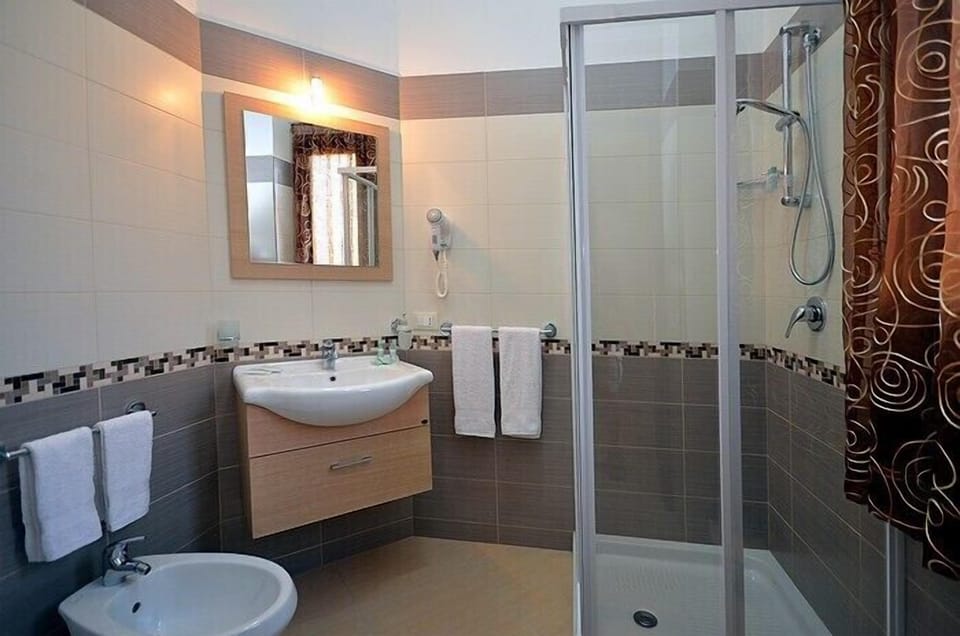 Double or Twin Room | Bathroom | Shower, free toiletries, hair dryer, bidet