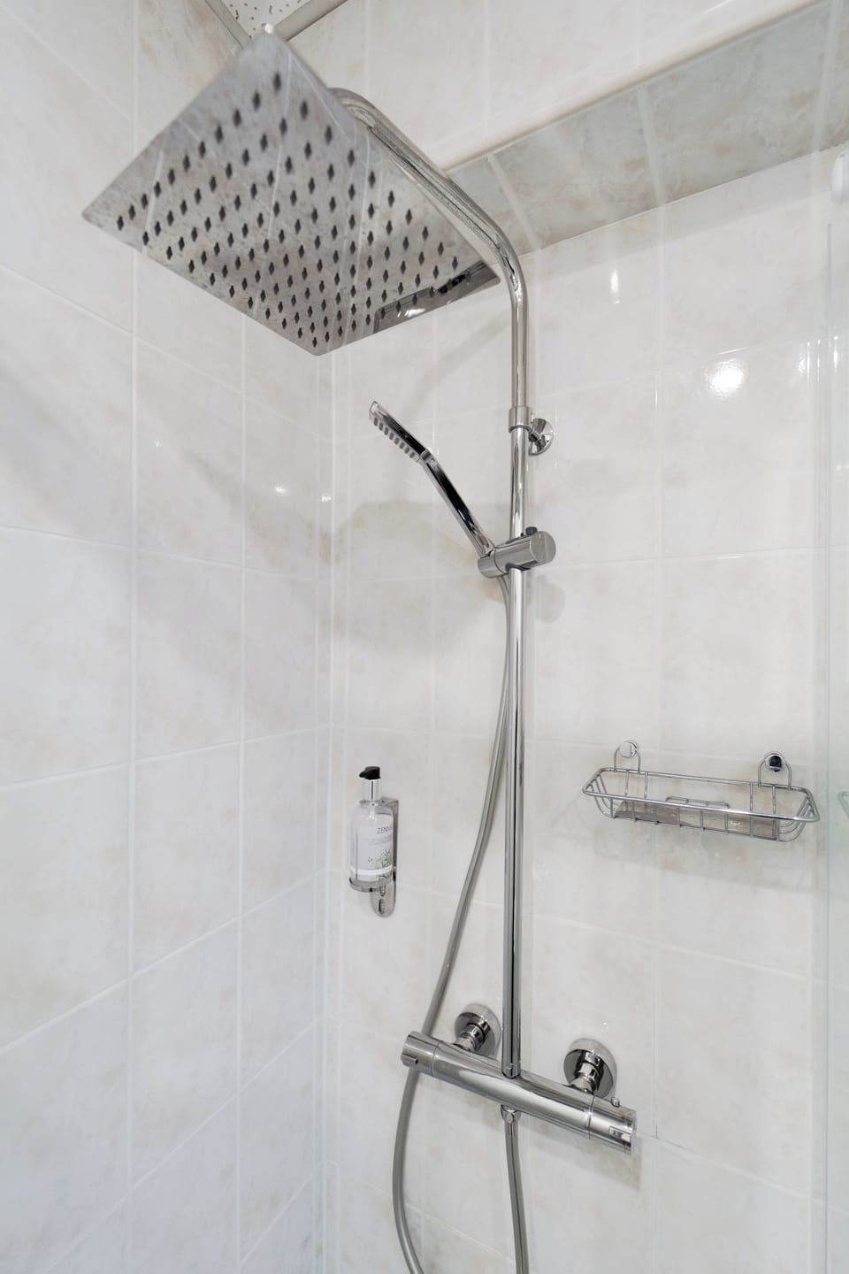Basic Room | Bathroom | Free toiletries, hair dryer, towels