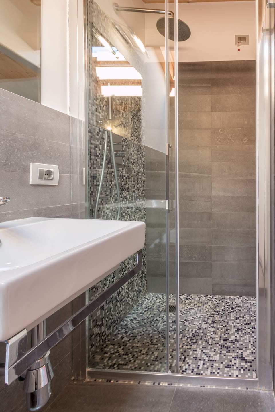 Superior Room | Bathroom | Shower, rainfall showerhead, free toiletries, hair dryer