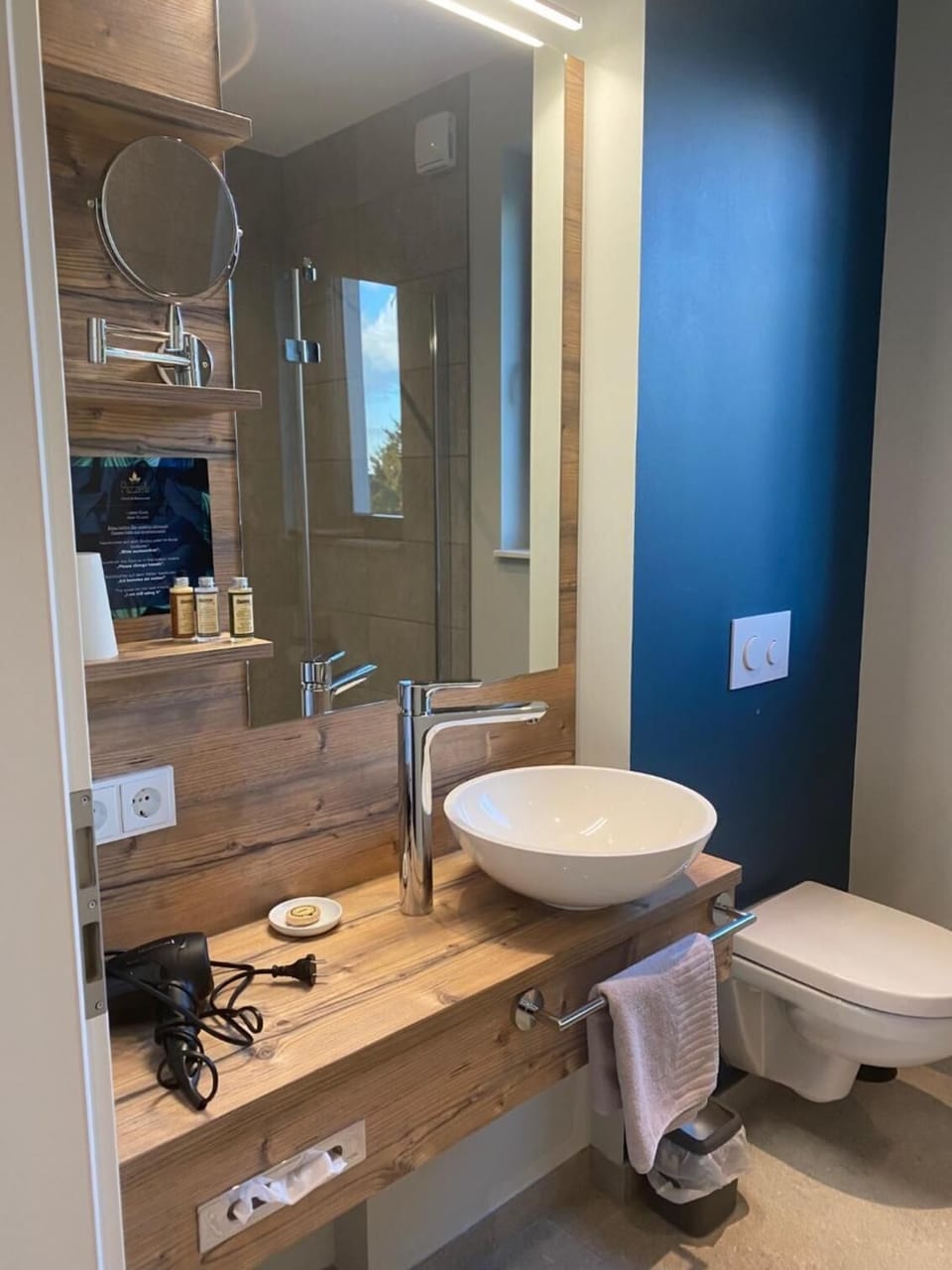 Shower, free toiletries, hair dryer, towels