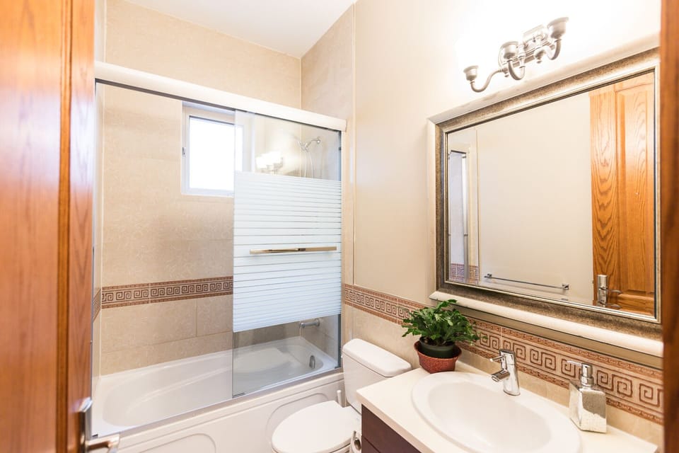 Classic Room, 1 Queen Bed | Bathroom | Combined shower/tub, hair dryer, slippers, heated floors (bathroom)