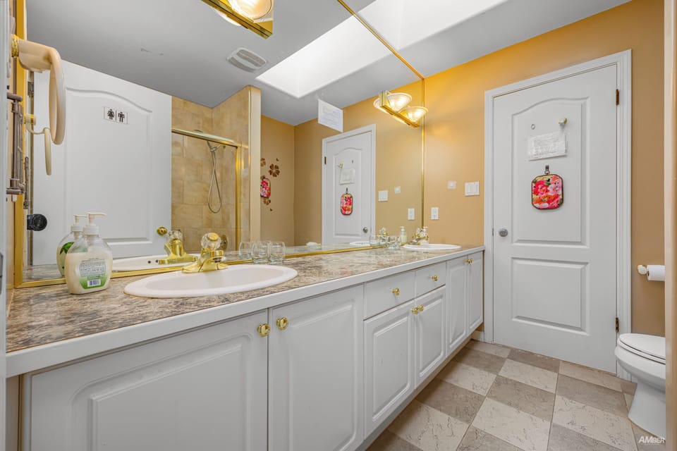 Combined shower/tub, slippers, towels