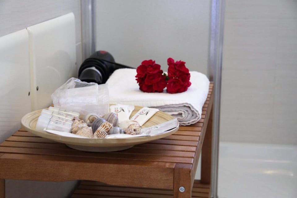 Shower, rainfall showerhead, free toiletries, hair dryer