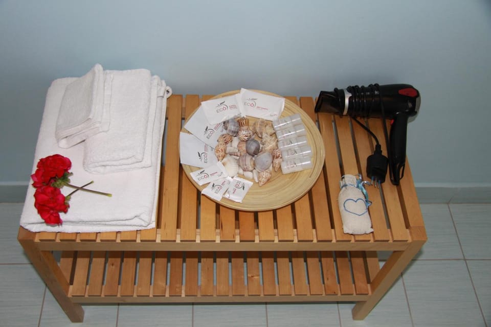 Shower, rainfall showerhead, free toiletries, hair dryer