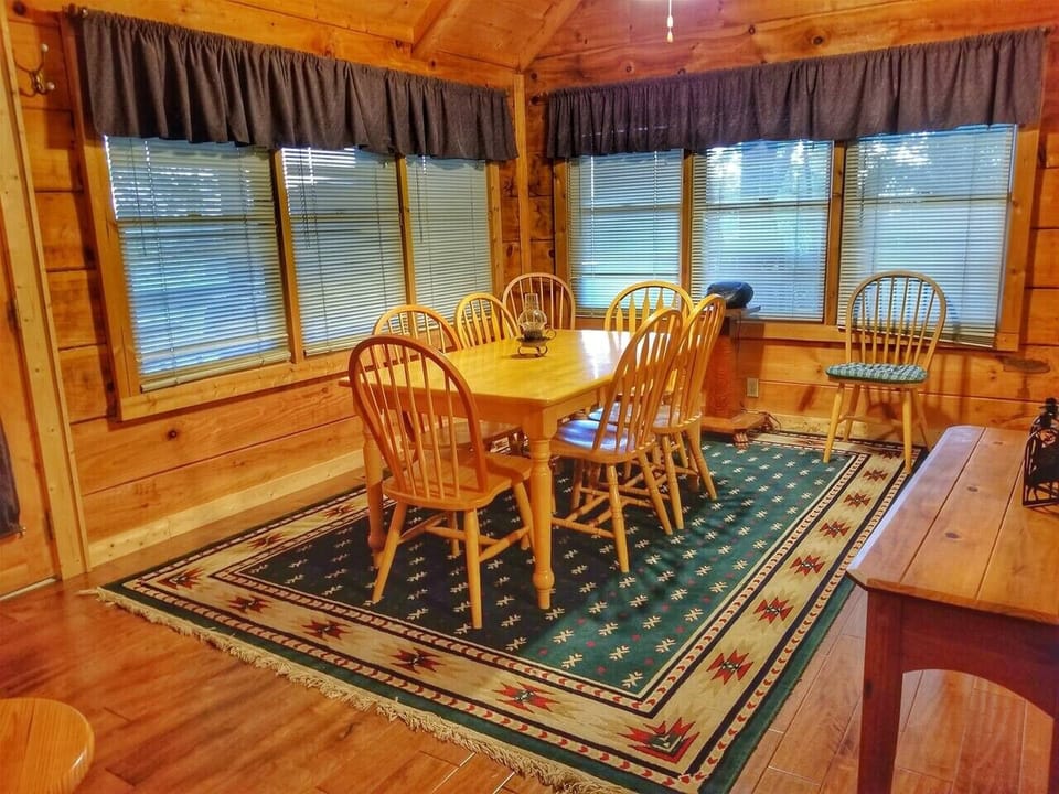 2br/2.5ba Pet Friendly Blue Ridge Cabin Rental with Hot Tub, Pool Table and Mountain View