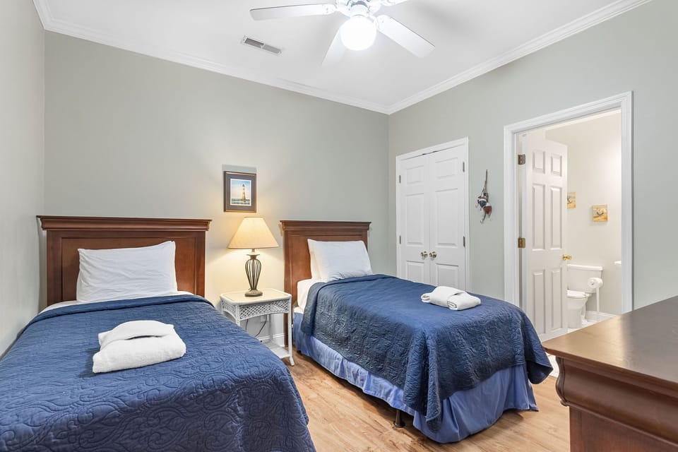 Guest bedroom with twin beds