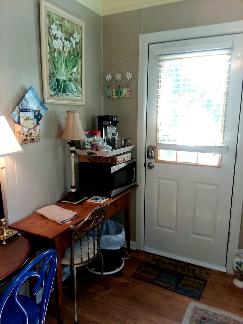 Free varieties Keurig Coffee, Your Private Entry., Microwave & Desk space. 