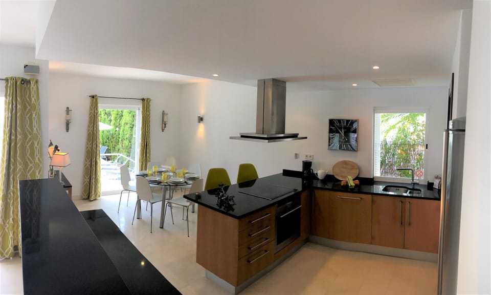 Open Plan modern design Kitchen with dining area and breakfast bar.