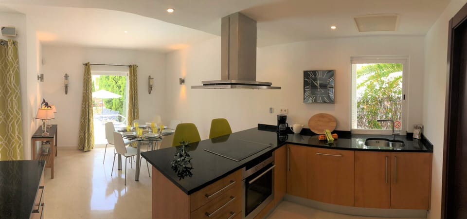 Open Plan modern design Kitchen with dining area and breakfast bar.
