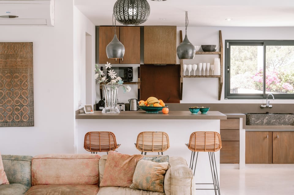 Kitchen and breakfast bar 